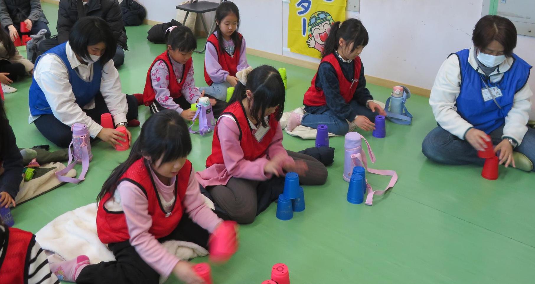 スポーツスタッキングに取り組む小学生児童の様子の写真