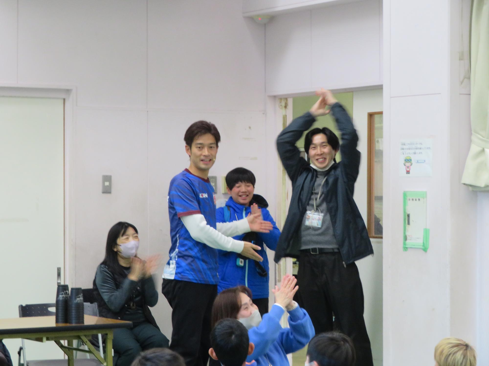 スポーツスタッキングでタイムの速かった成人の方を表彰する講師の様子