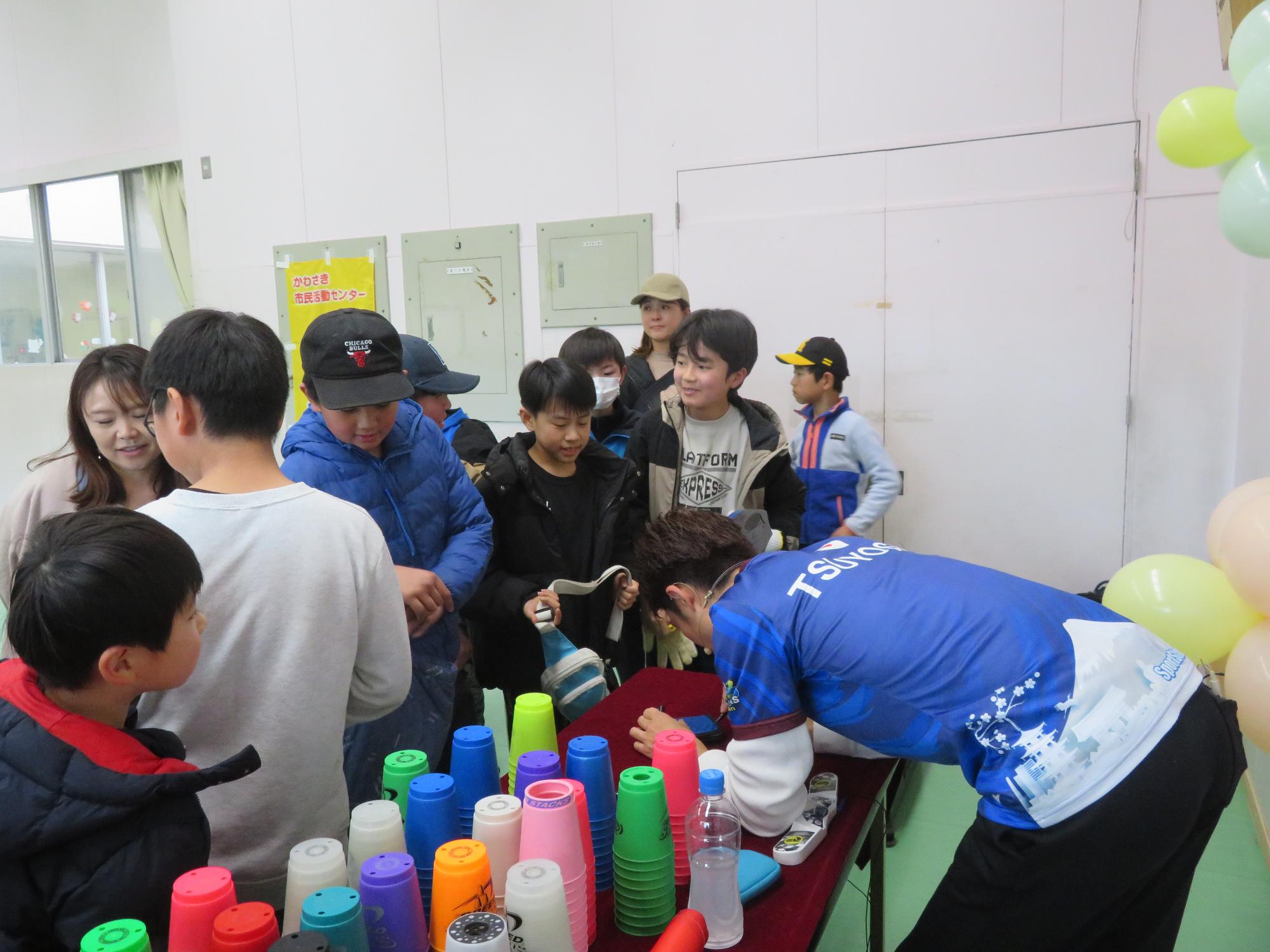 参加者へのサインや握手に応じる講師の様子の写真