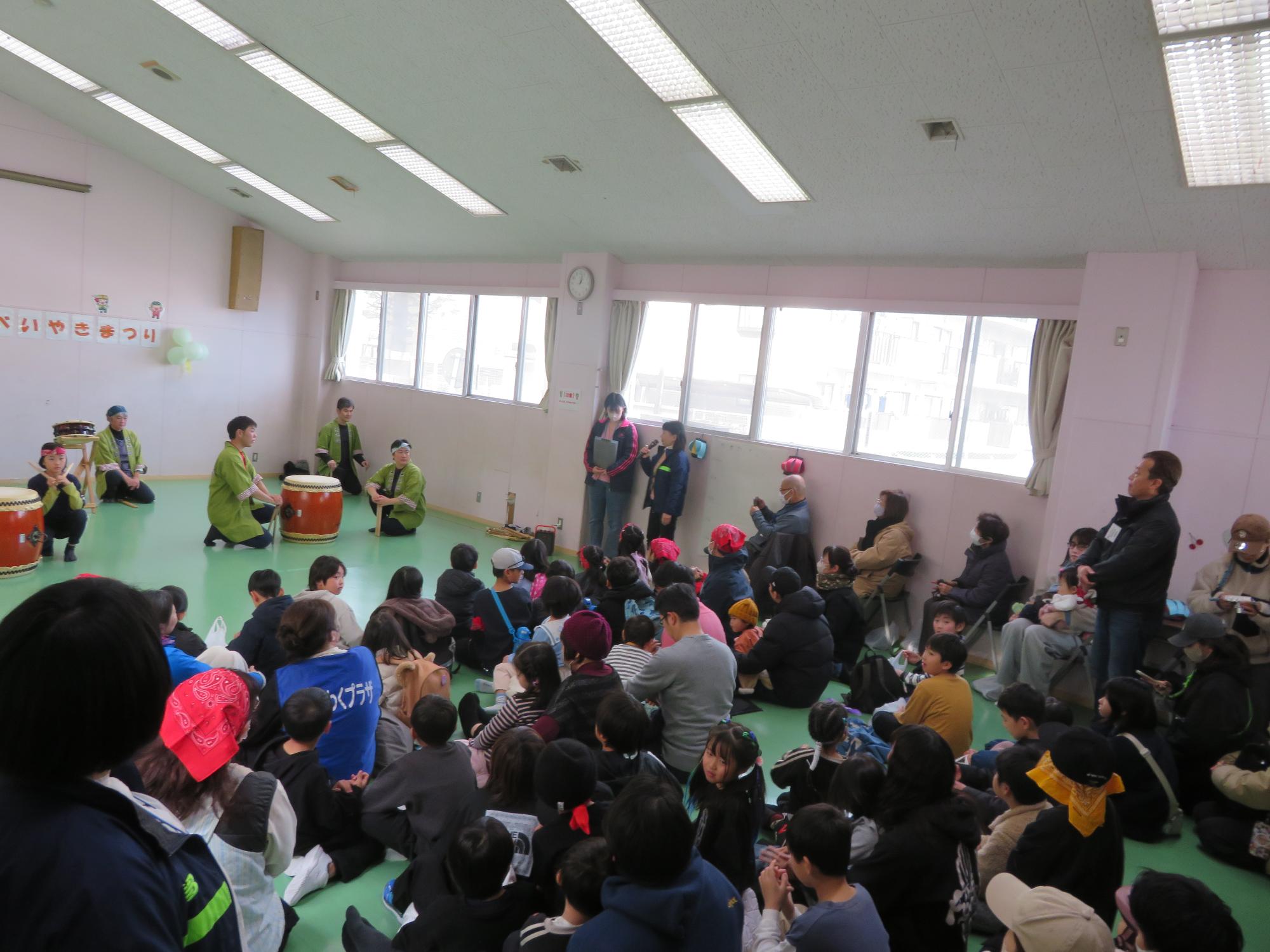 おせんべいやきまつりのオープニングを見に集まる参加者の様子の写真