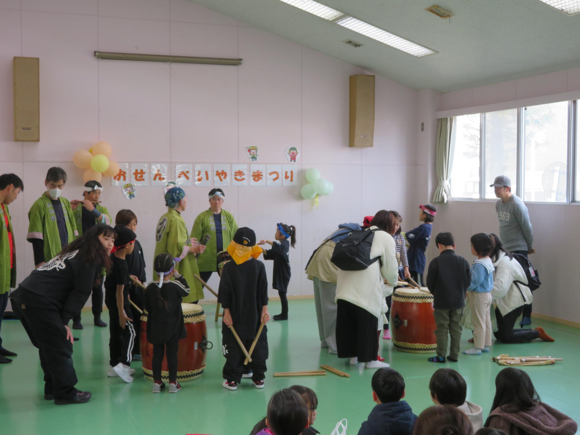 参加者の和太鼓の演奏体験をさせてくださっている元気太鼓の皆さんの様子の写真