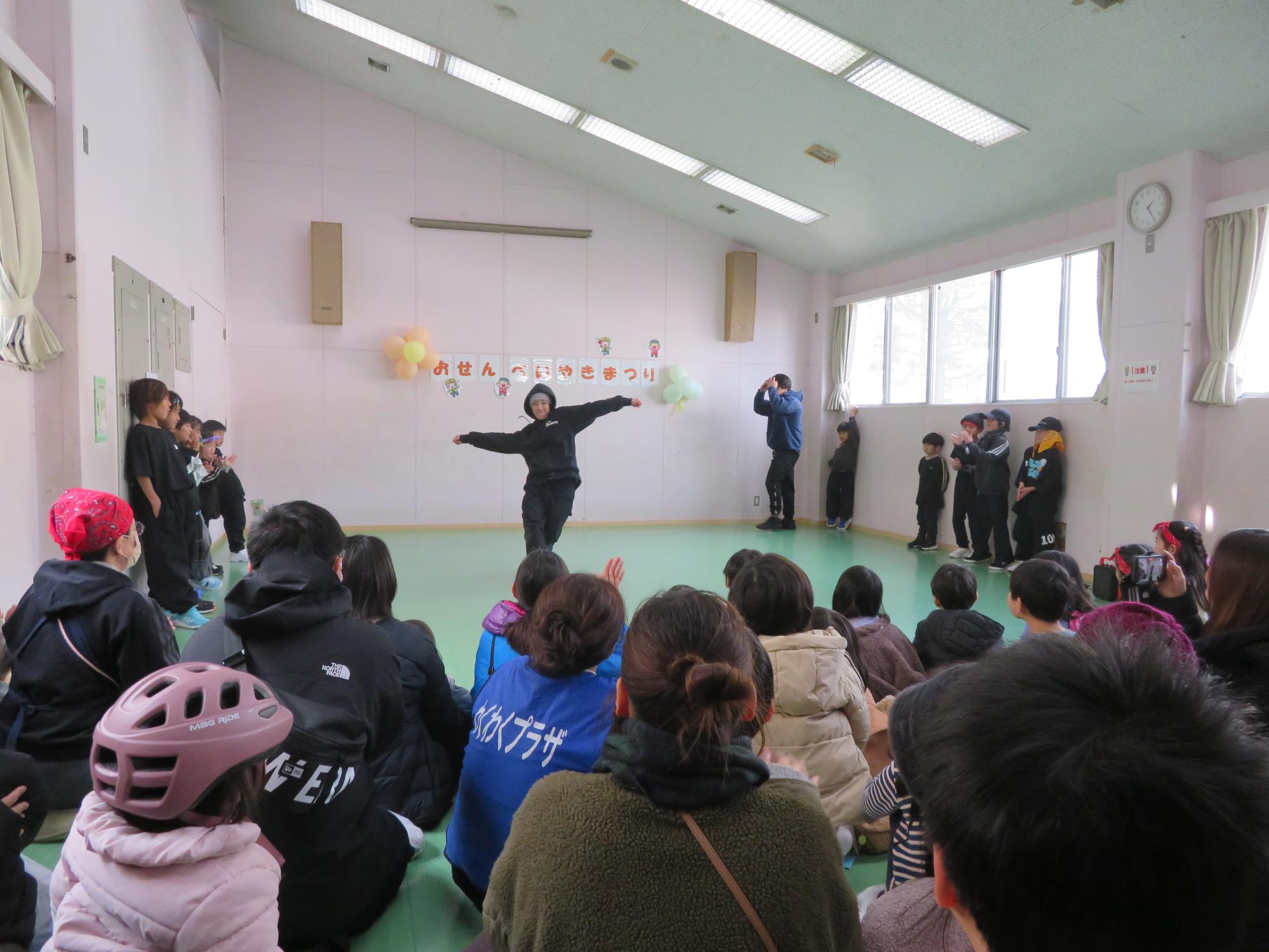 中野島ブレイキンの講師によるブレイクダンスの様子の写真