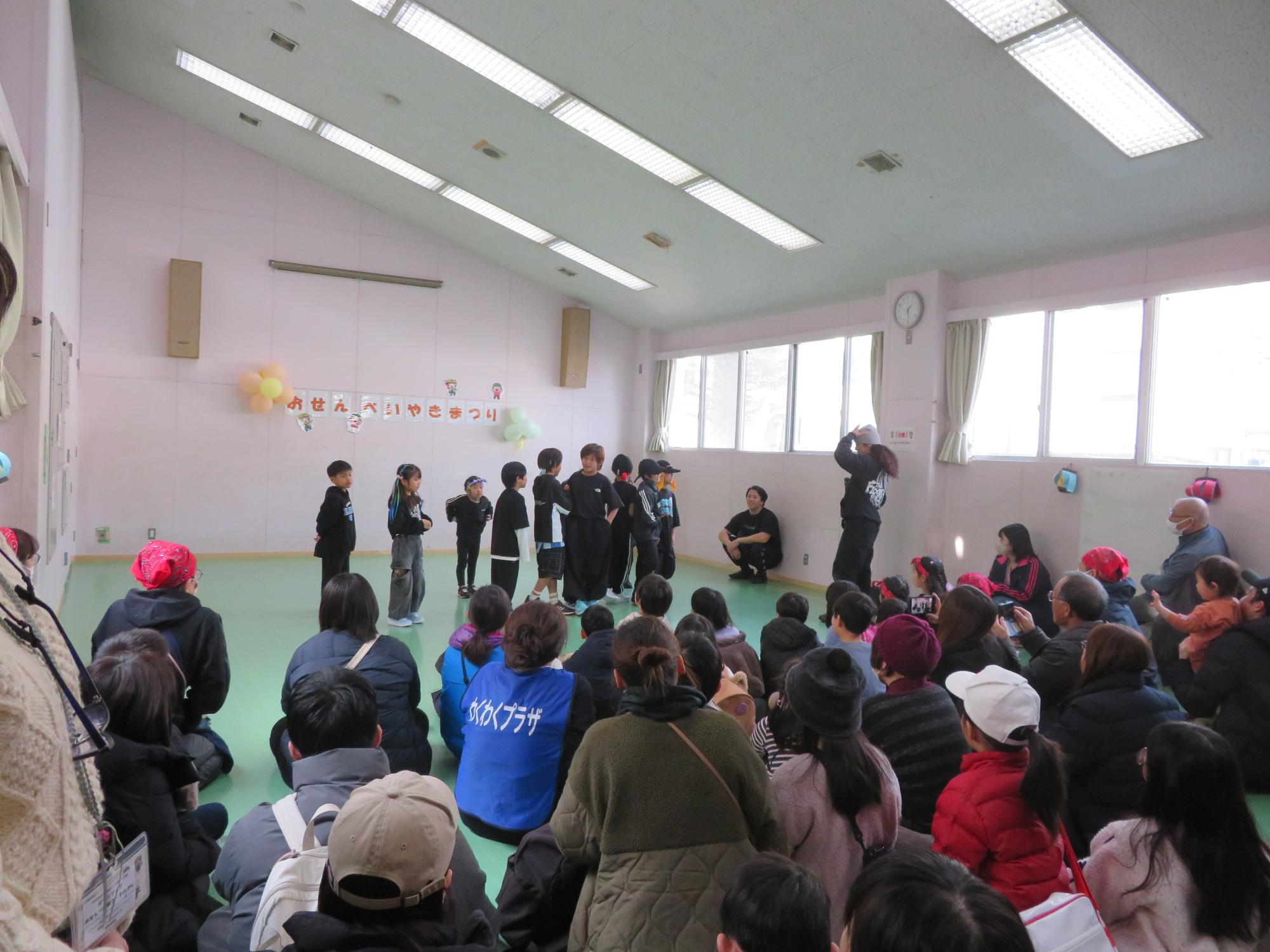 中野島ブレイキンに所属いている子どもたちの自己紹介の様子の写真