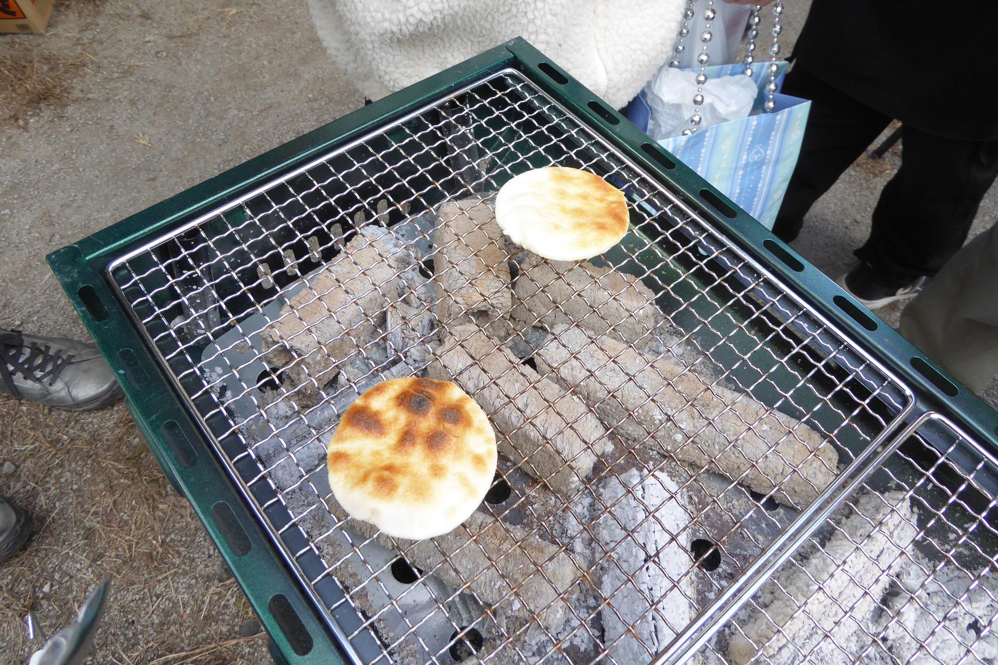 美味しそうに焼けているおせんべいの写真