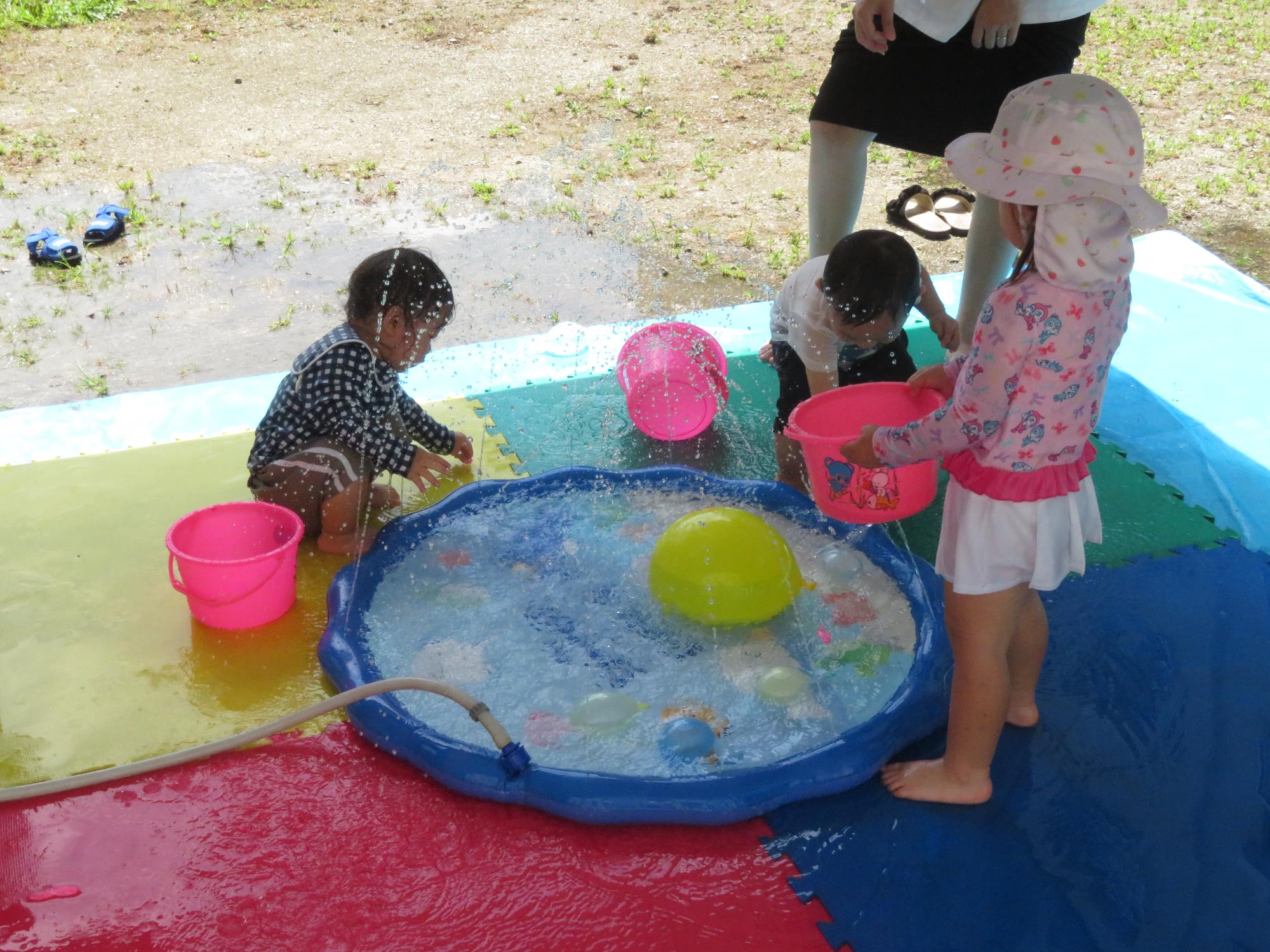 みずあそびをする子どもたちの写真