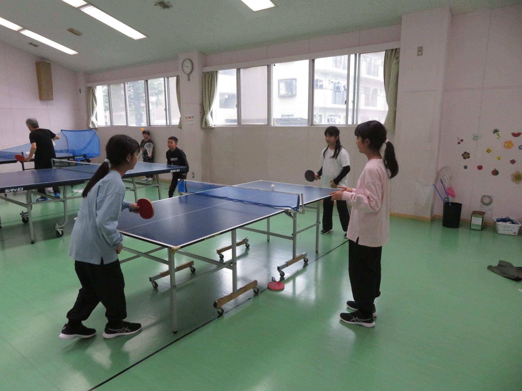 卓球クラブで活動する小学生の写真