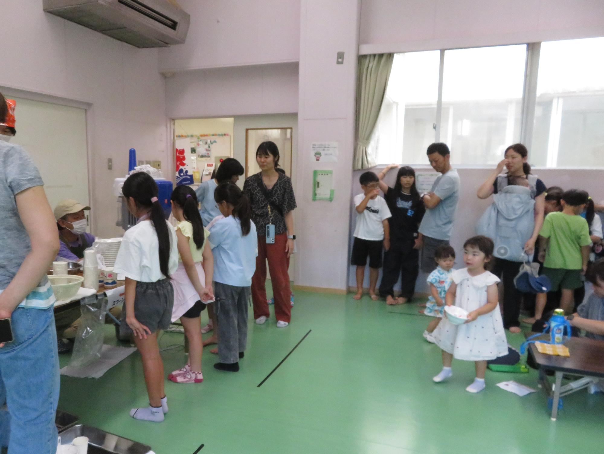 かき氷に並ぶ参加者の写真