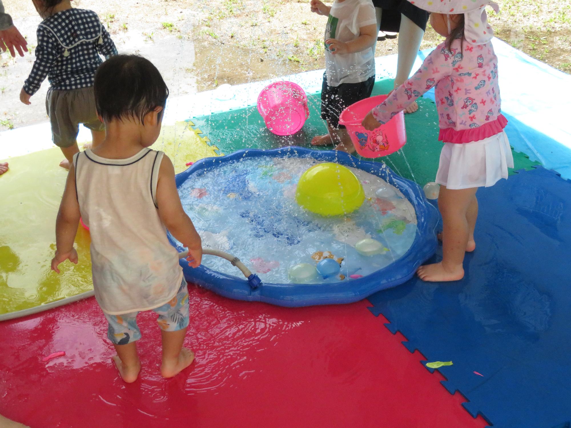 みずあそびをする子どもたちの写真