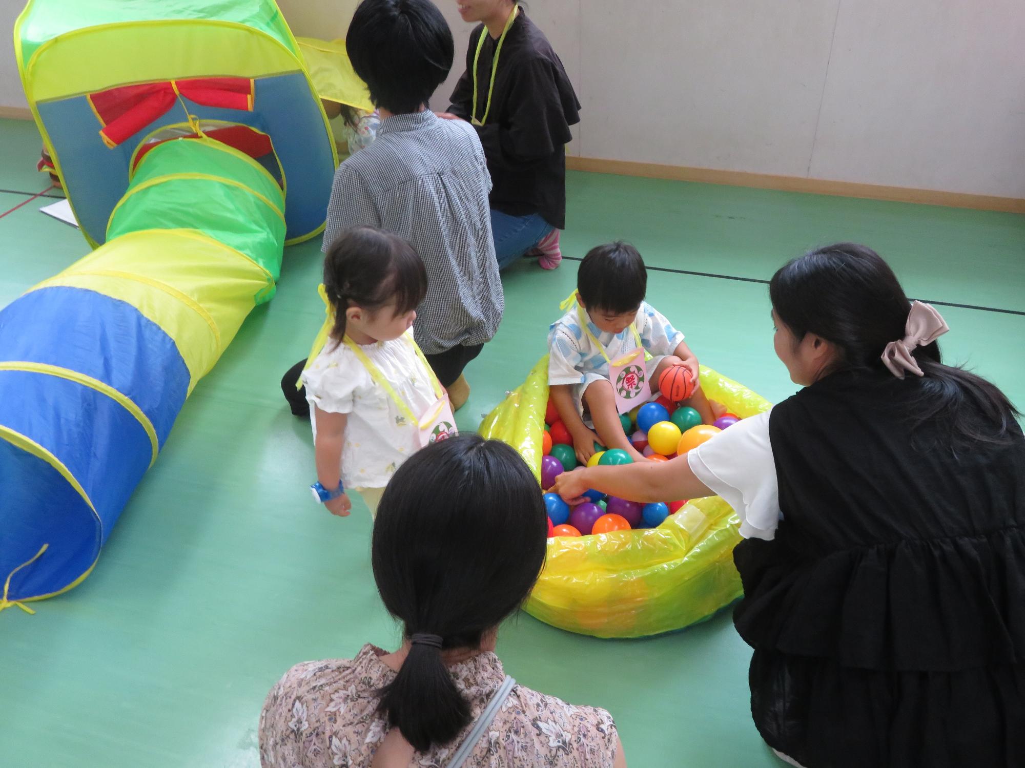 ボールプールで遊ぶこどもの写真