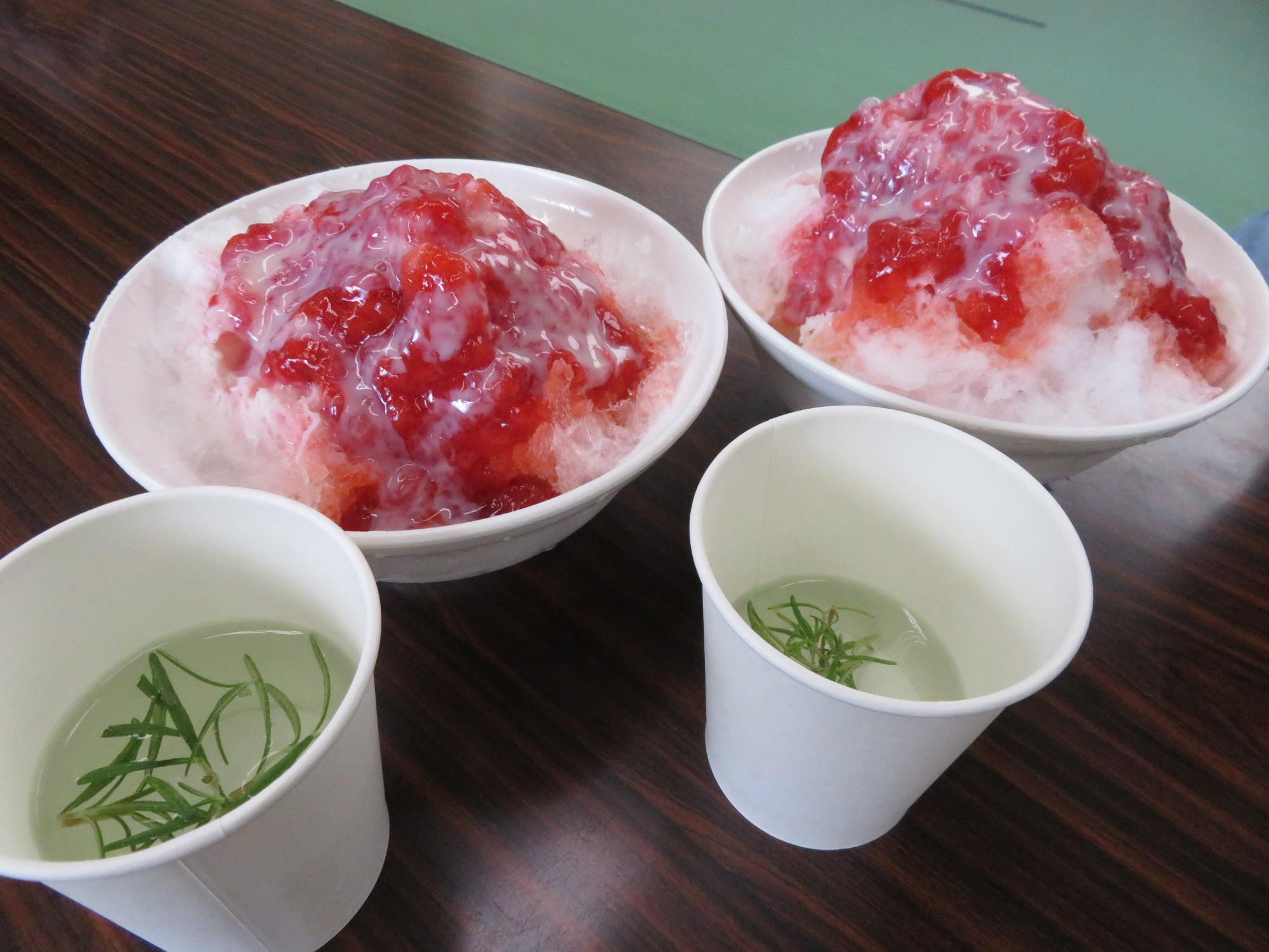 かき氷とハーブティーの写真