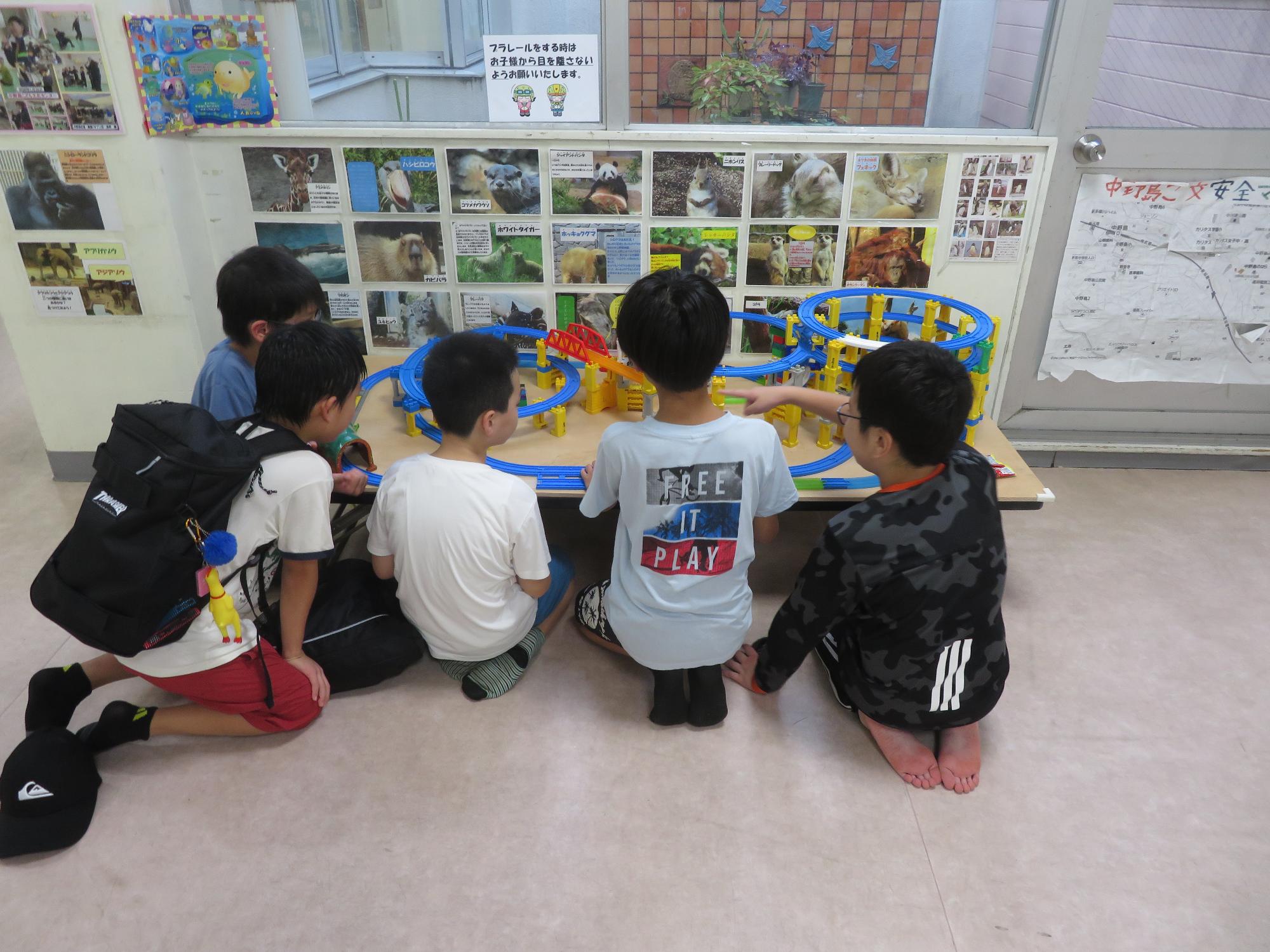 プラレールを見る小学生の写真