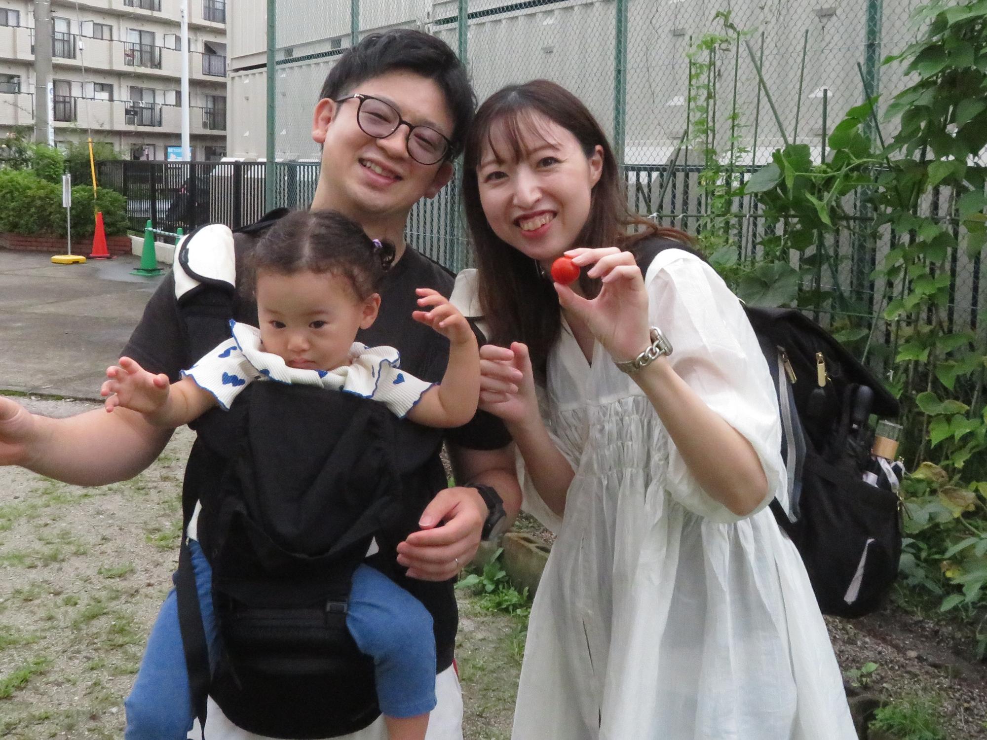 野菜を持った親子の記念写真