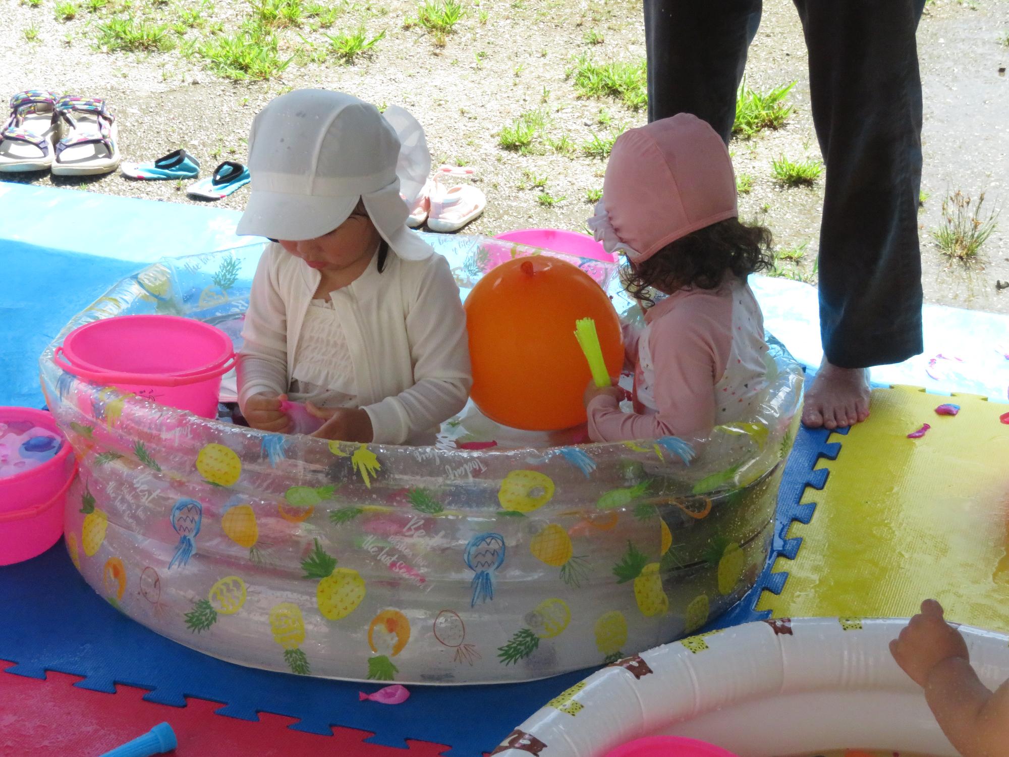 みずあそびをする子どもたちの写真