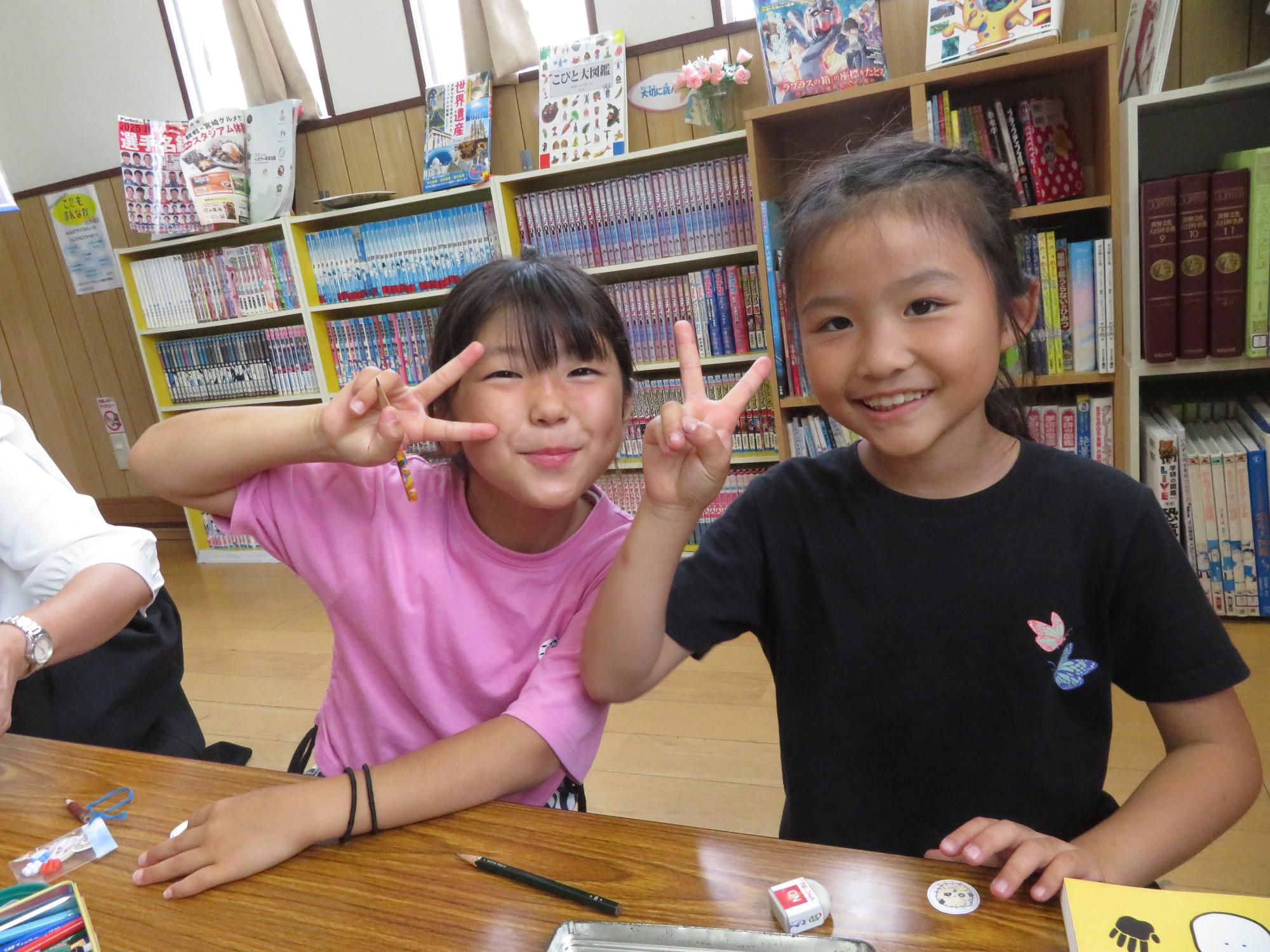 工作をする子どもたちの写真