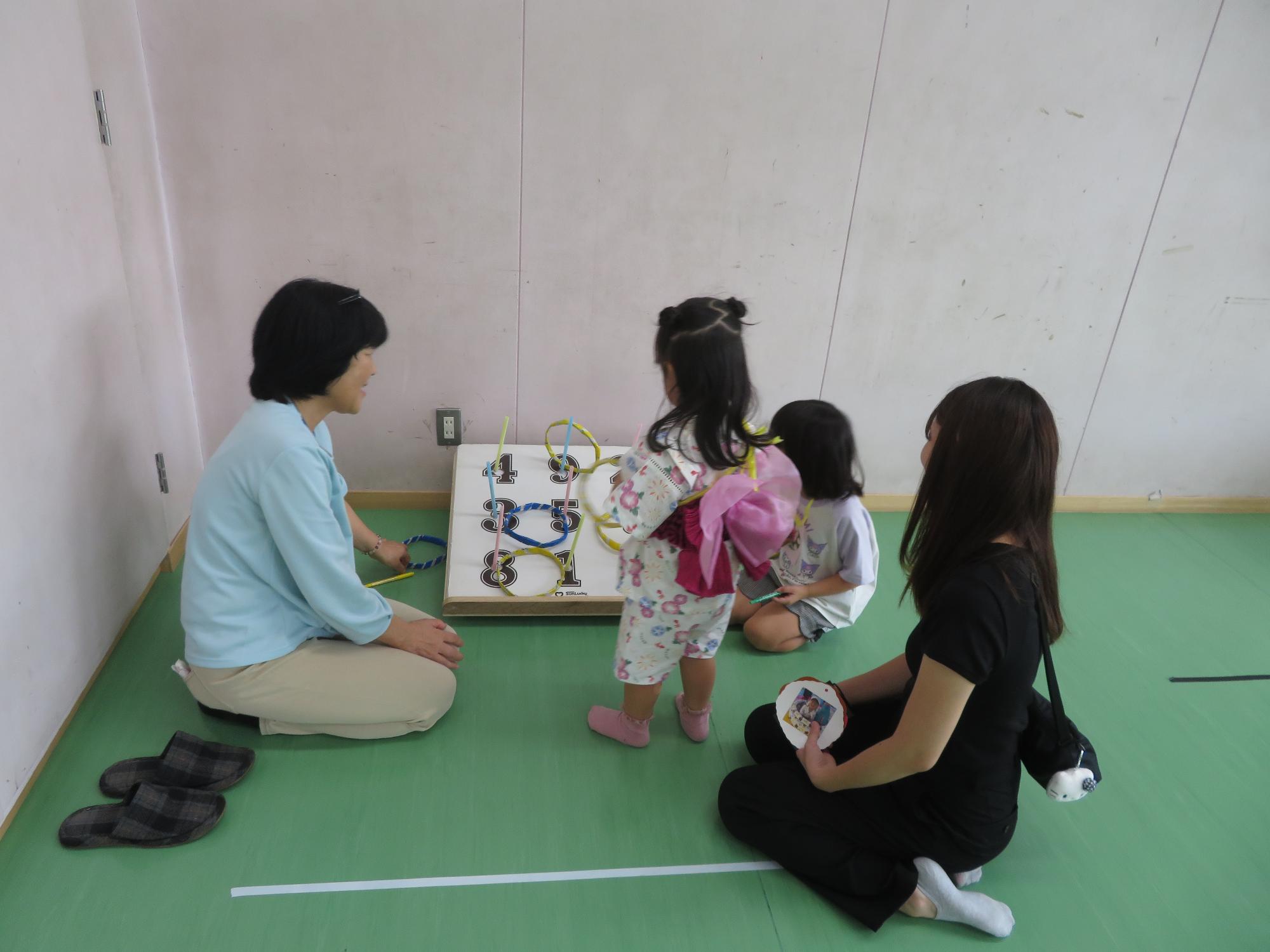 わなげであそぶこどもの写真