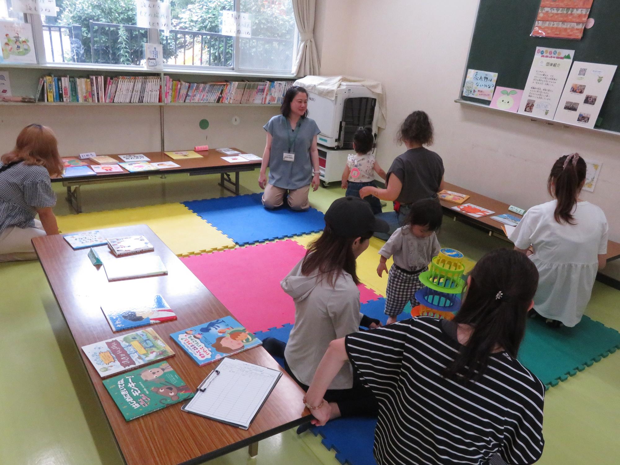 本を読む参加者の写真