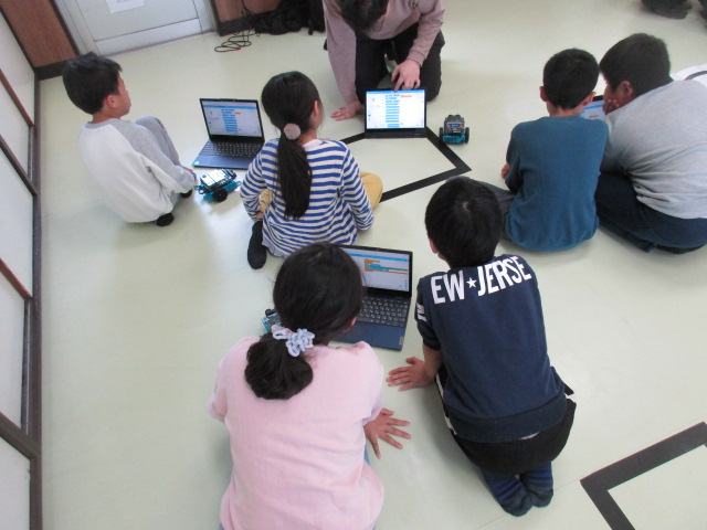 プログラミングの説明を受ける写真