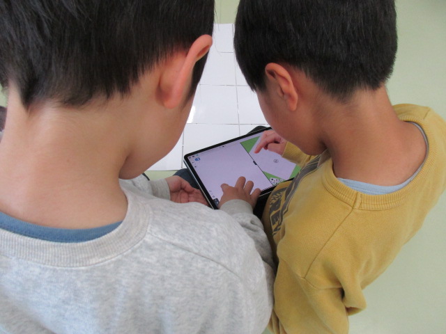 タブレットでプログラミングする写真