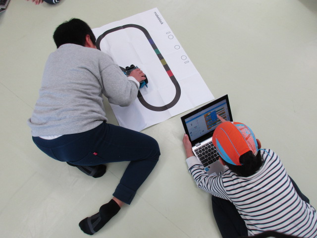 ロボットの車を動かす写真