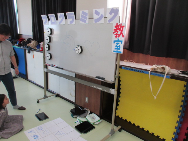 ロボットで絵を描く写真