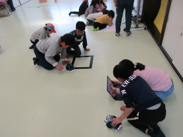 ロボットのいろいろな動かし方を試している写真