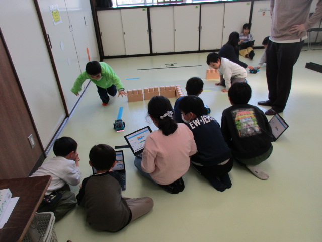 ロボットの車でコースを走らせている写真