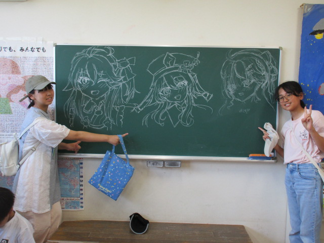 黒板に絵を描いた写真