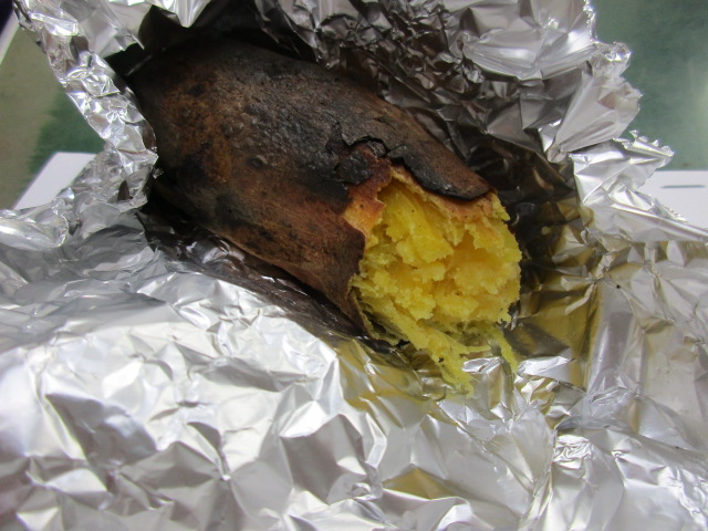 農園クラブてとれたサツマイモを使った焼き芋の写真