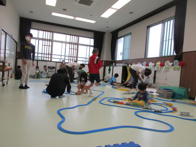 電車おもちゃで遊ぶ親子の写真