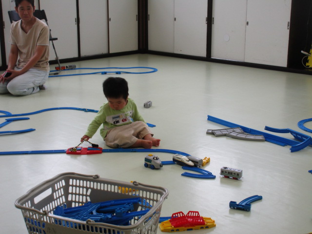 電車おもちゃで遊ぶ幼児さんの写真