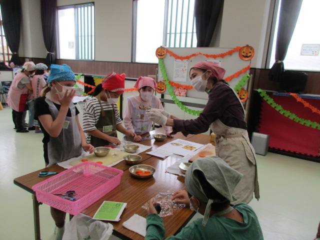 カレーの作り方をスタッフが説明している写真