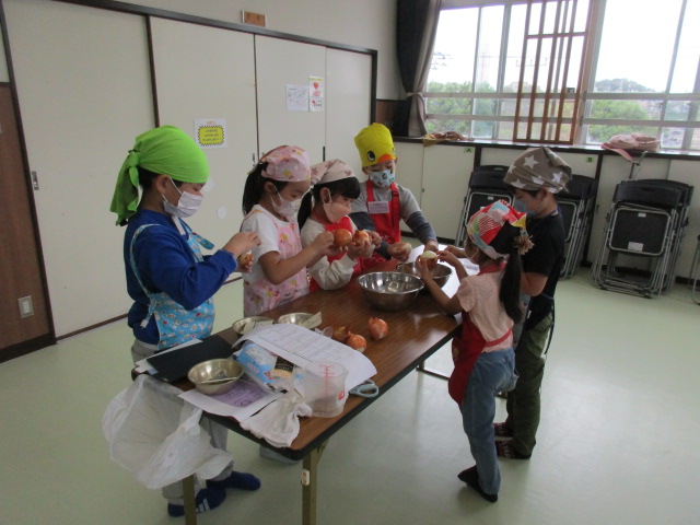 低学年グループが玉ねぎの皮をむいている写真