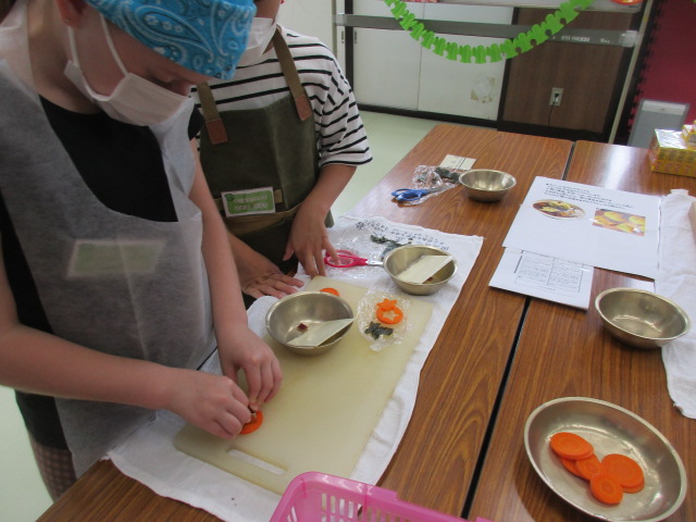 高学年グループが包丁で野菜を切っている写真
