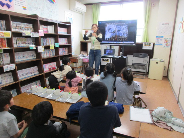 砂鉄スライム作りを説明している写真