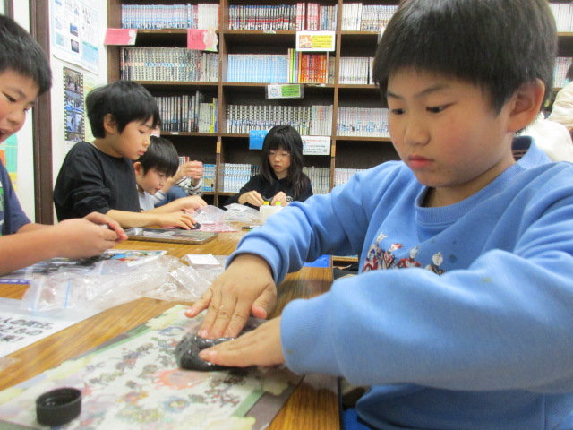 スライムに砂鉄を混ぜている写真