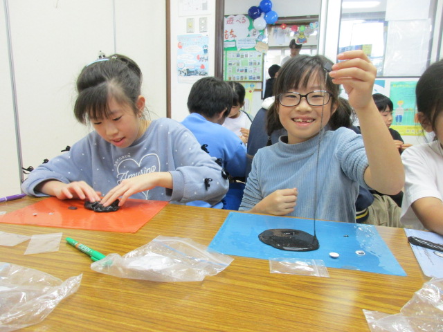 砂鉄スライムをのばしている写真