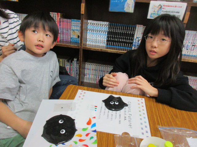 砂鉄スライムに目玉を乗せている写真