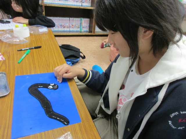 砂鉄スライムでオリジナルの動物を作っている写真