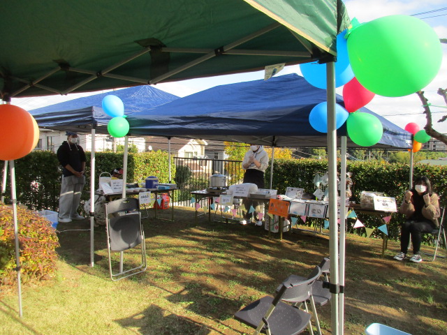 ベジッコマルシェテントにお店が並んでいる写真