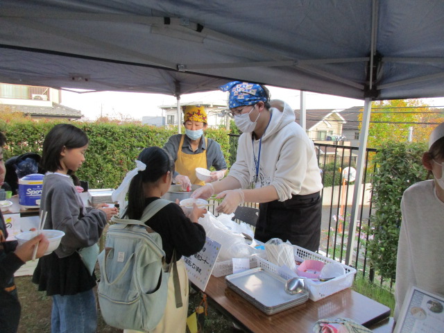 ベジッコマルシェ豚汁を渡している写真