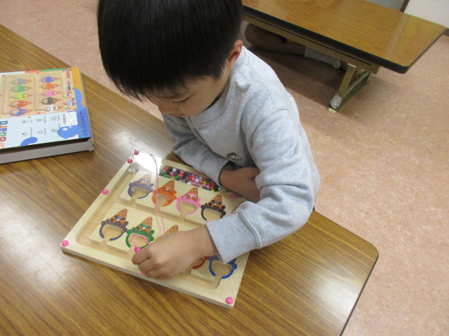 新しいおもちゃで遊んでいる幼児の写真