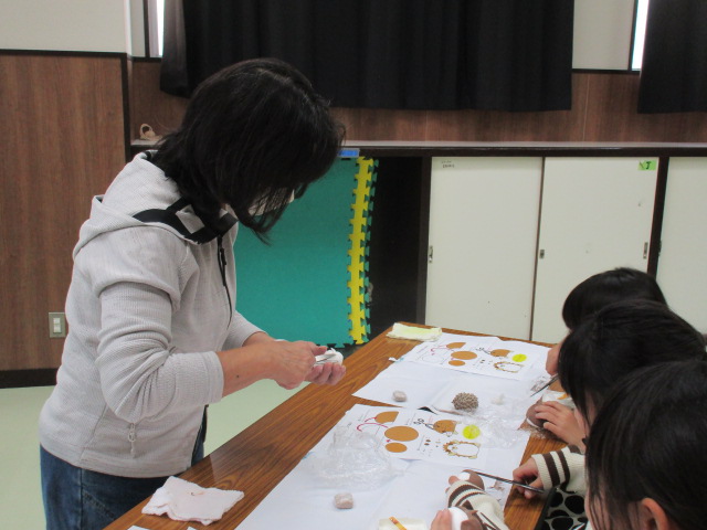 ねんど工作の先生にねんどアートを教わっている写真