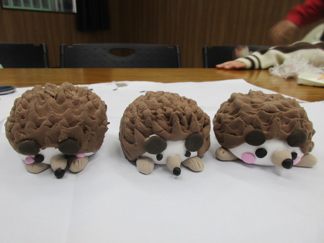 ねんどで作ったハリネズミの写真
