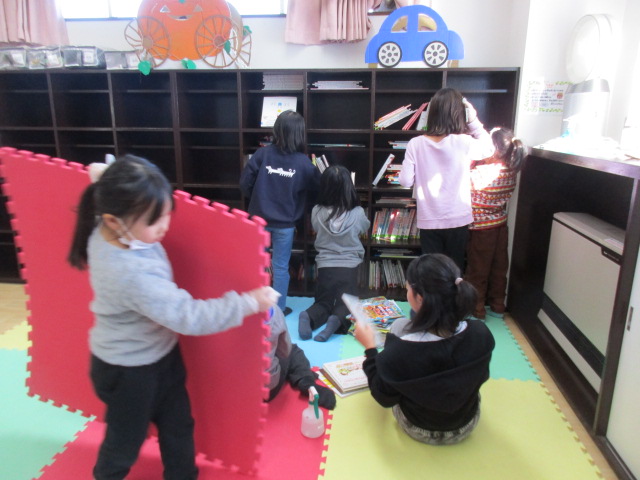 乳幼児室の掃除をしている写真