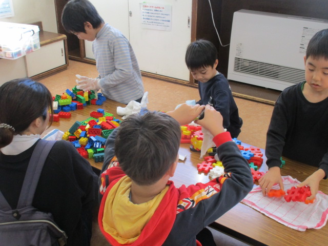 おもちゃをきれいに拭いている写真