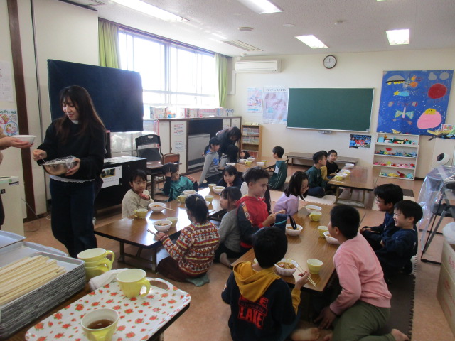 お掃除後のカレーうどんを食べようとしている写真