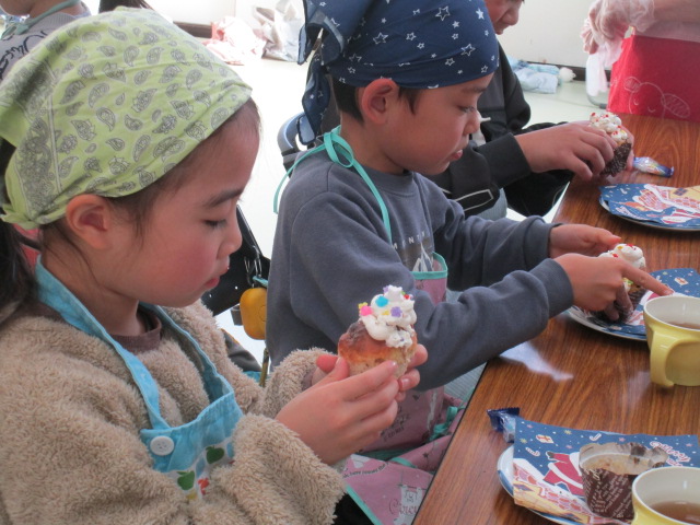 出来上がったカップケーキを食べようとしている写真