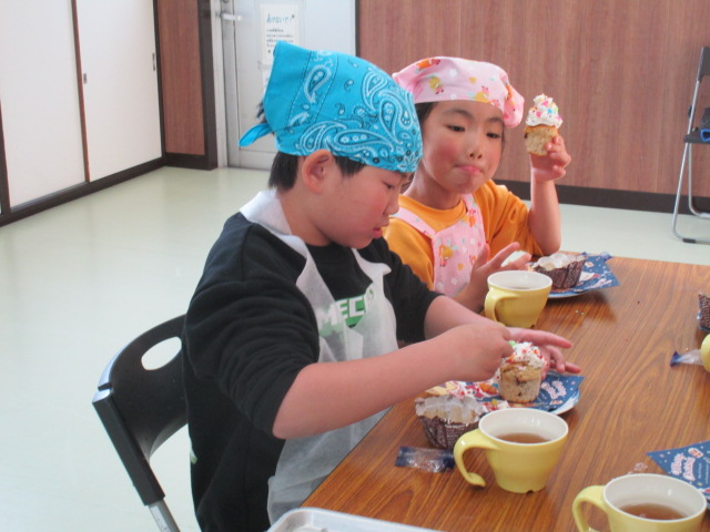 カップケーキを食べている写真