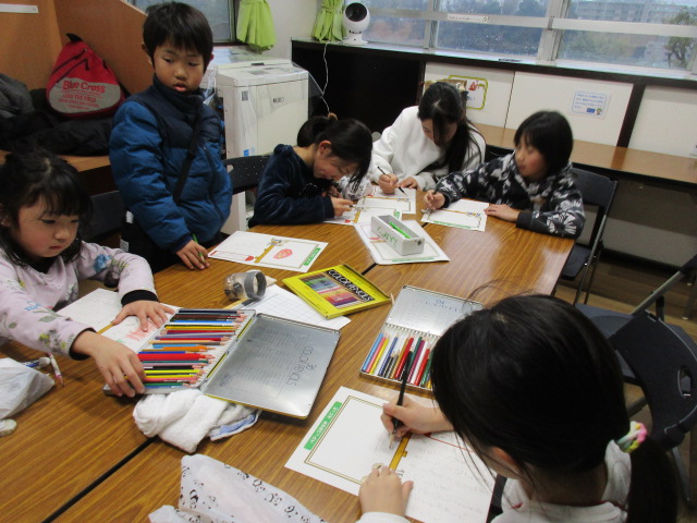 ベジッコみなみのメンバーが絵日記を書いている写真