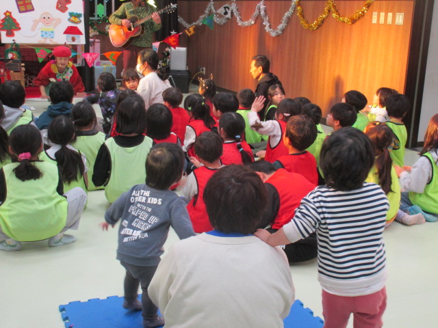 スイートハンドさんの音楽に合わせて幼児さんたちが踊っている写真